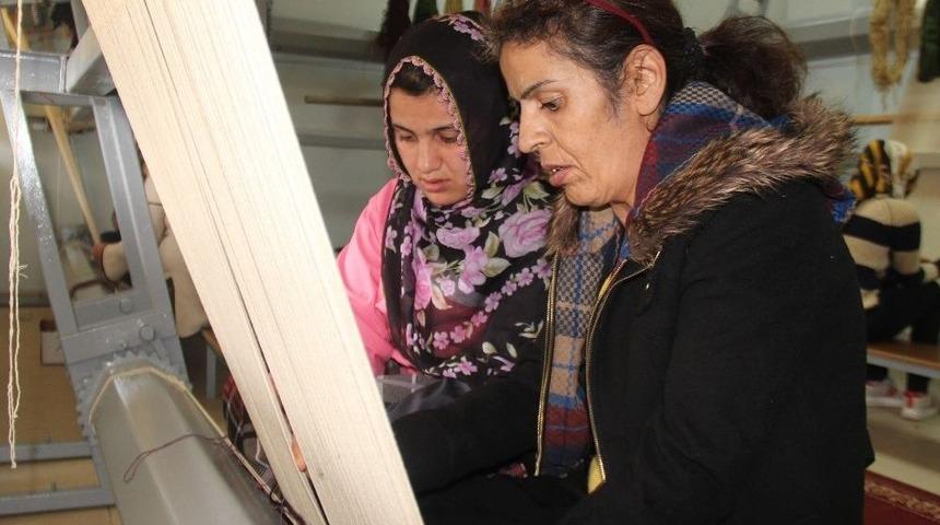 Elazığ&rsquo;da Hastalar Halı Kursu İle Hem Meslek &Ouml;ğreniyor, Hem Terapi G&ouml;r&uuml;yor