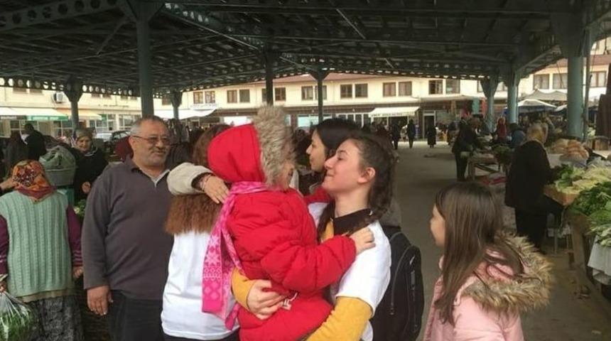 Liseli &Ouml;ğrenciler, Pazaryerinde Yaşlı Ve &Ccedil;ocuklu Kadınlara Yardım Etti