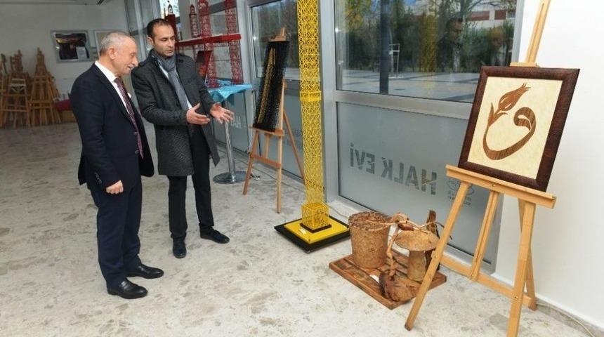 Bulduğu Malzemeleri Sanat Eserine &Ccedil;evirdi
