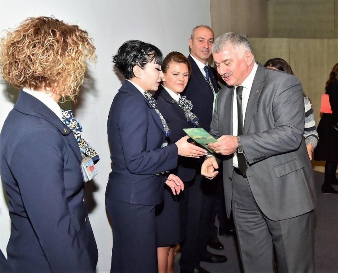 Bilal Ekşi&rsquo;den Kabin Amirlerine G&uuml;m&uuml;ş Rozet