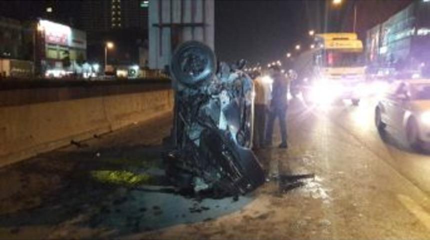 Kaza Yapıp Şoka Giren S&uuml;r&uuml;c&uuml;y&uuml; Olay Yerine Gelen Annesi Sarılarak Teselli Etti