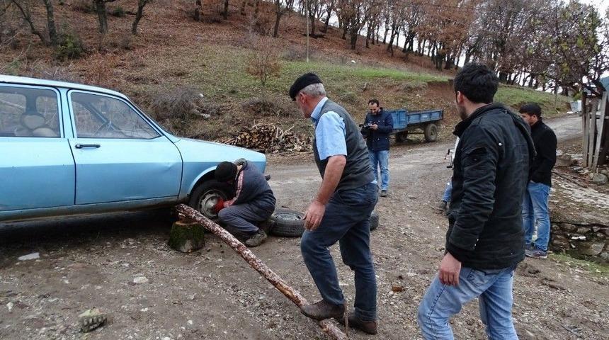 Ara&ccedil; Lastiğini Değiştirirken Kriko Yerine Sırık Kullanıyor