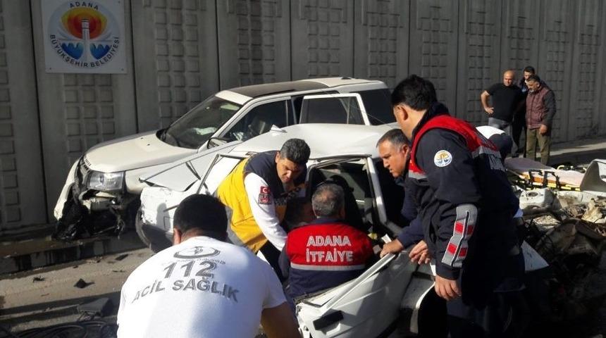 Ara&ccedil;ta Sıkışan S&uuml;r&uuml;c&uuml;y&uuml; İtfaiye Kurtardı
