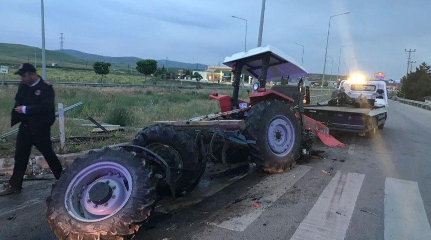 Trakt&ouml;r İkiye B&ouml;l&uuml;nd&uuml; : 4 Yaralı