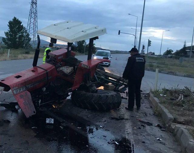 Traktör İkiye Bölündü : 4 Yaralı