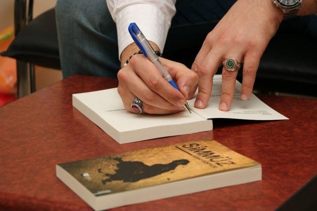 Edebiyat D&uuml;nyasına Simm&uuml;z&rsquo;le Hızlı Giriş