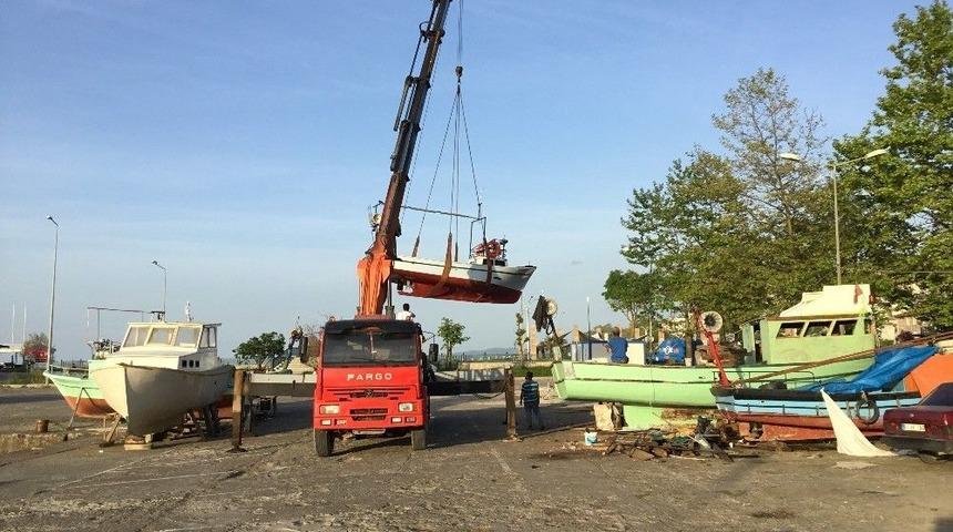 Ak&ccedil;akoca&rsquo;da Onarılan Tekneler Suya İndiriliyor