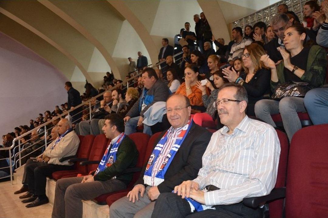 Başkan &Ouml;zakcan Efespor&rsquo;a Trib&uuml;nden Destek Oldu