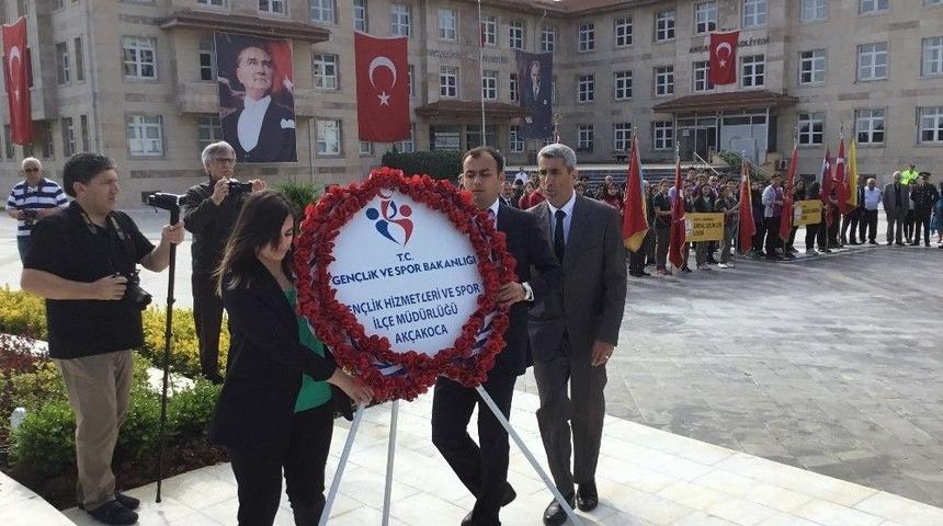 19 Mayıs Atat&uuml;rk&rsquo;&uuml; Anma Gen&ccedil;lik Ve Spor Bayramı &Ccedil;elenk Sunulmasıyla Başladı.