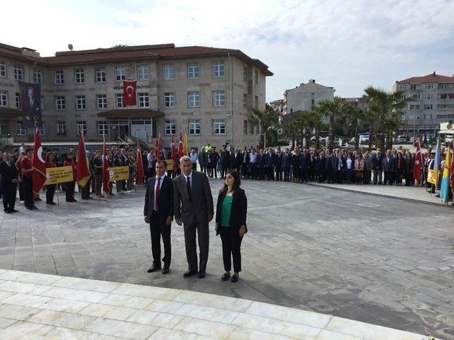 19 Mayıs Atatürk’ü Anma Gençlik Ve Spor Bayramı Çelenk Sunulmasıyla Başladı.