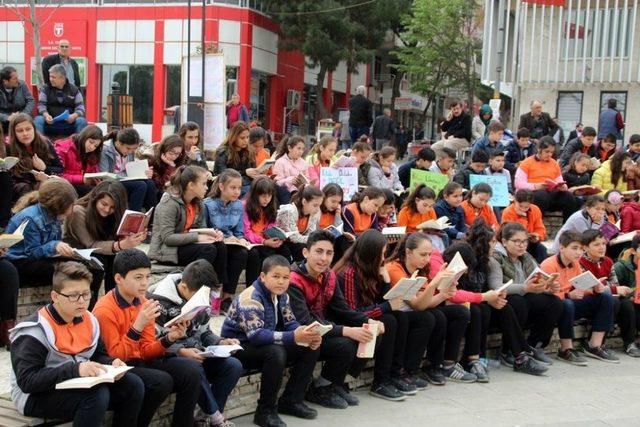 Başkan Karaçoban, Öğrencilerle Beraber Kitap Okudu