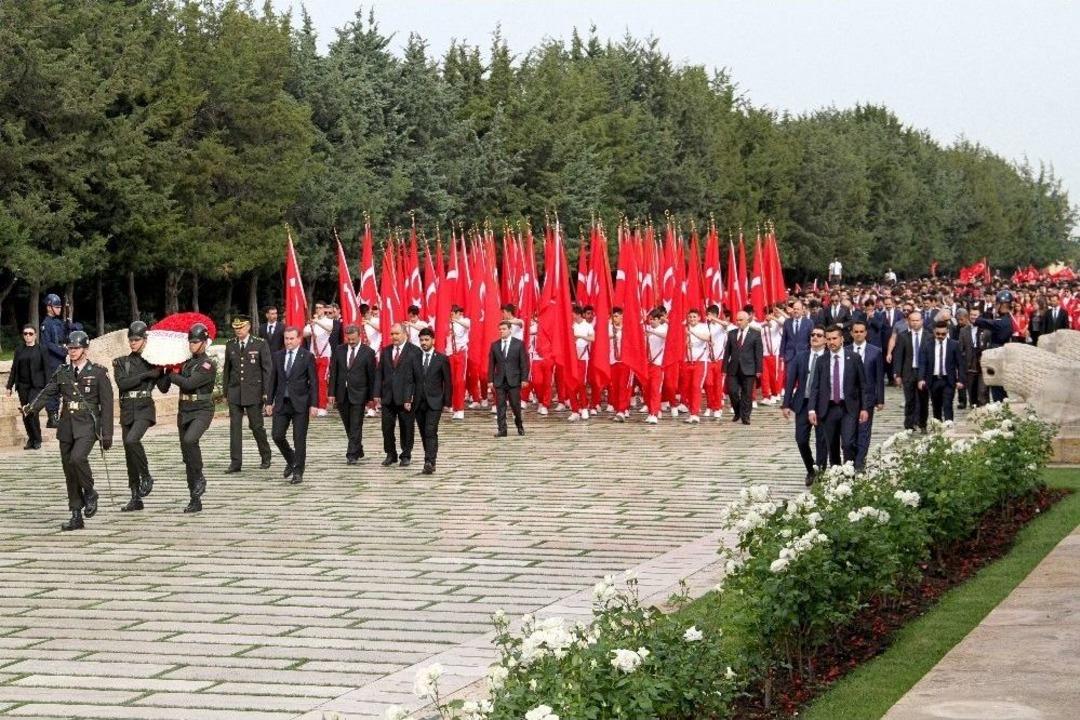 Bakan Bak, Gen&ccedil;lerle Birlikte Anıtkabir&rsquo;de