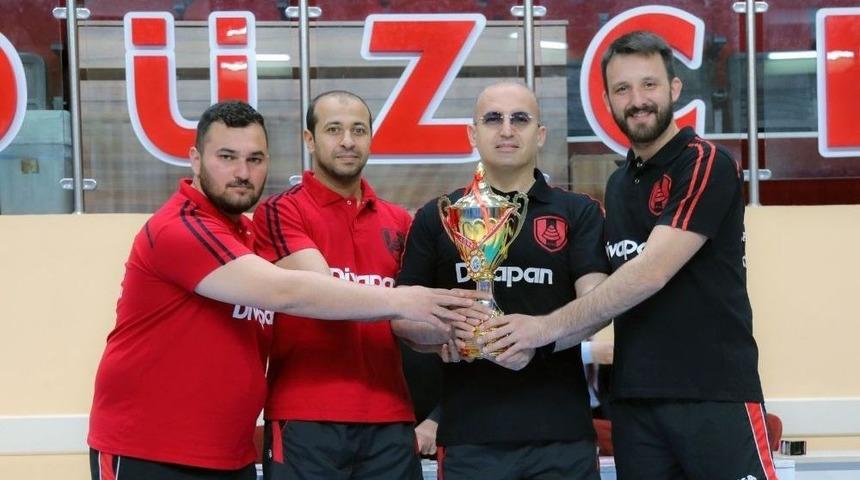 Divapan Şampiyonluğu Yıllardır Bırakmıyor