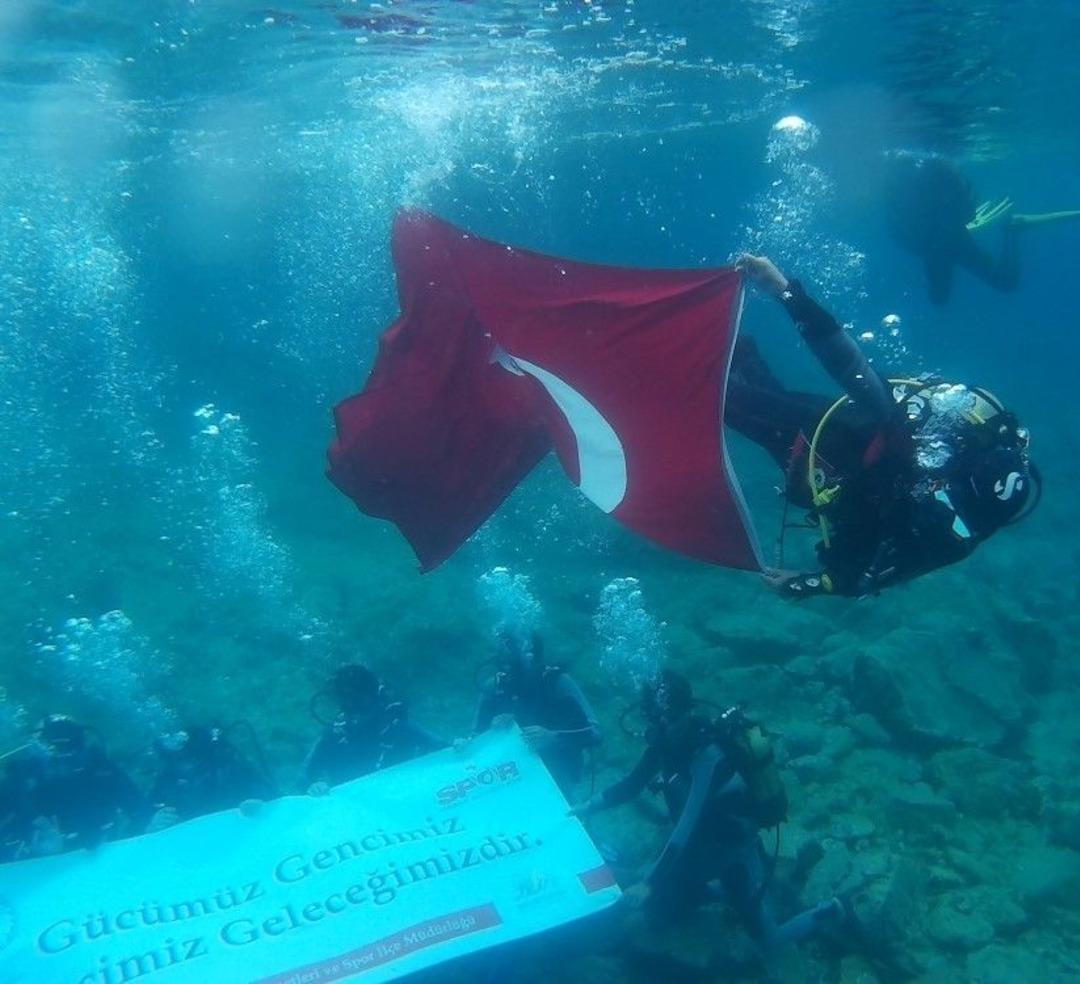 Gen&ccedil;ler Su Altına Atat&uuml;rk İ&ccedil;in Daldı T&uuml;rk Bayrağı A&ccedil;tı