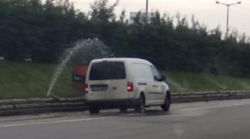 (&ouml;zel) Otoyolu Oto Yıkamaya &Ccedil;evirdi