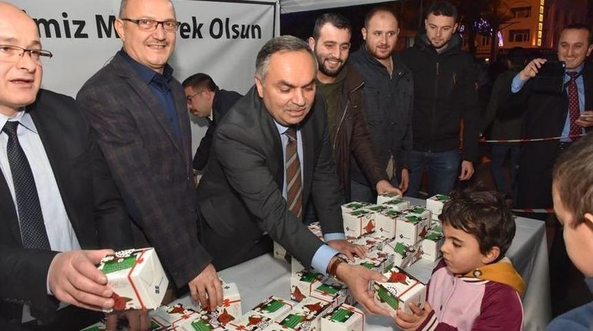 106 Camide Kandil Simidi Dağıtıldı