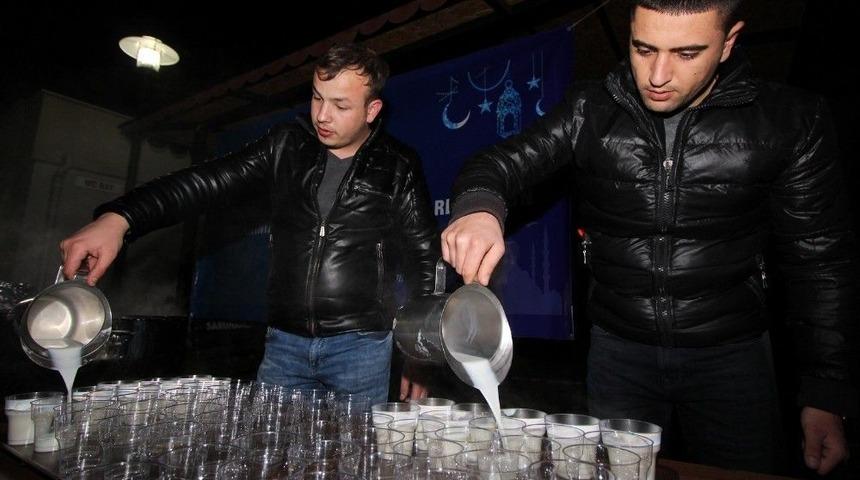 Saruhanlı Belediyesi Kandil Gecesi S&uuml;t Dağıttı