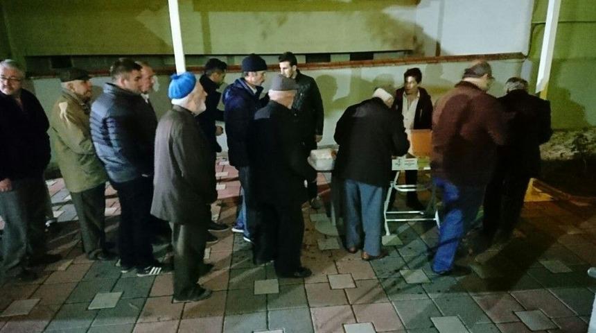 Mevlid Kandili&rsquo;nde İkramlar &Uuml;lk&uuml;c&uuml; Gen&ccedil;lerden