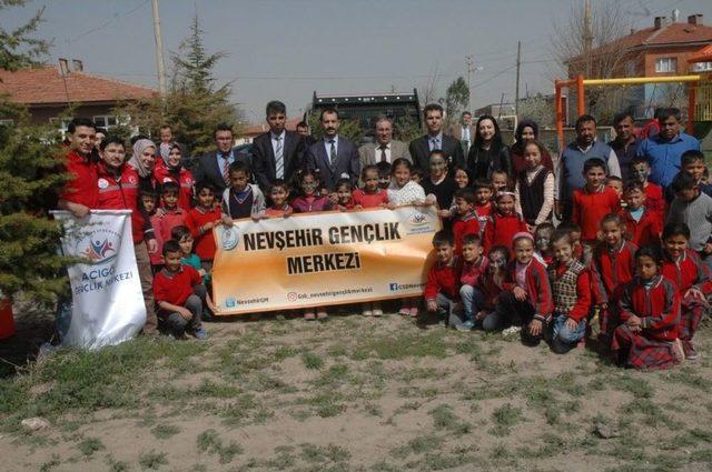 Gençlik Hizmetleri Ve Spor İl Müdürlüğü Tarafından İnallı İlkokuluna Fidan Dikildi