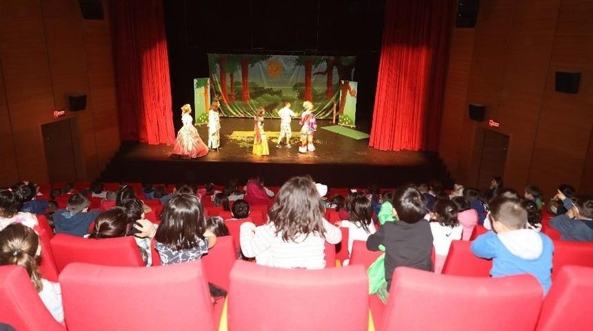 D&uuml;nya Tiyatro G&uuml;n&uuml; Oyunlarla Kutlandı