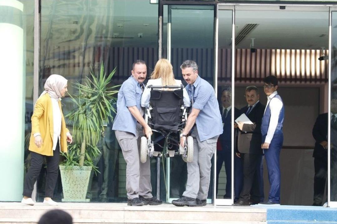 Engelli Milletvekilinin Korumalar Tarafından Taşındığı Protokol Girişine Engelli Asans&ouml;r&uuml;