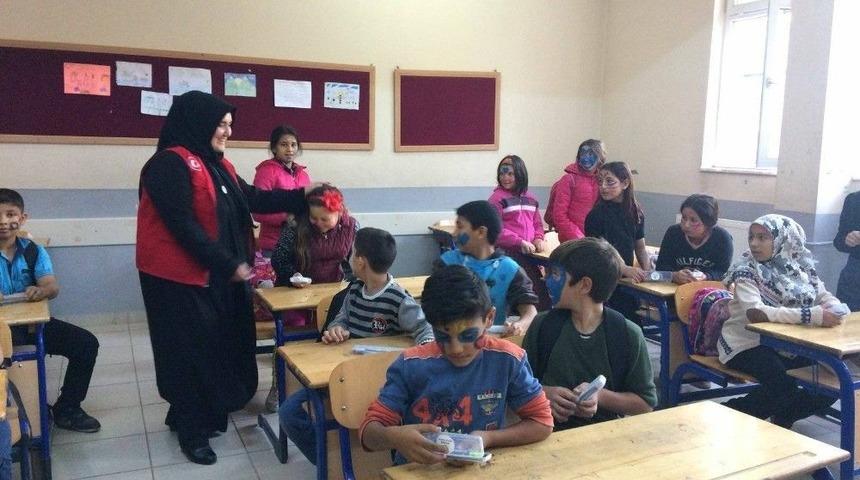 Gen&ccedil;lik Merkezi &Ouml;ğrencilere Kalem Dağıttı