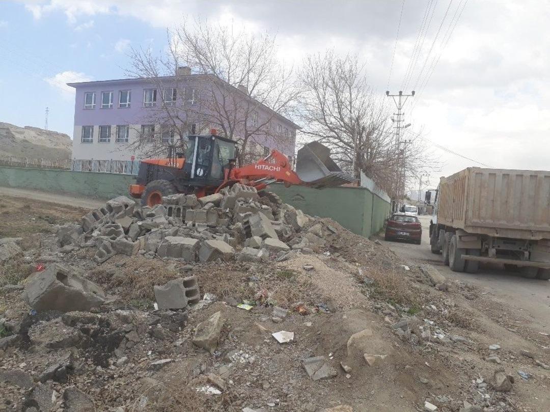 Tuşba&rsquo;da Tehlike Oluşturan Metruk Yapılan Yıktırılıyor