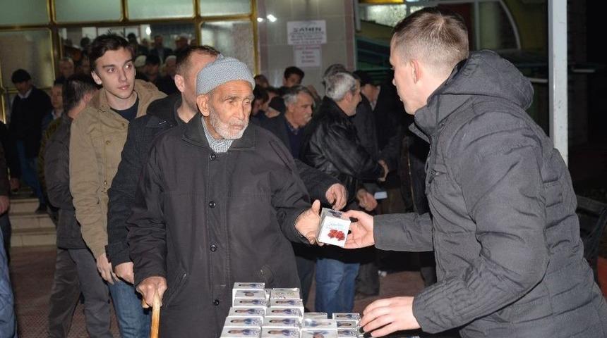 Boz&uuml;y&uuml;k Belediyesi 12 Bin Kandil Simidi Dağıttı