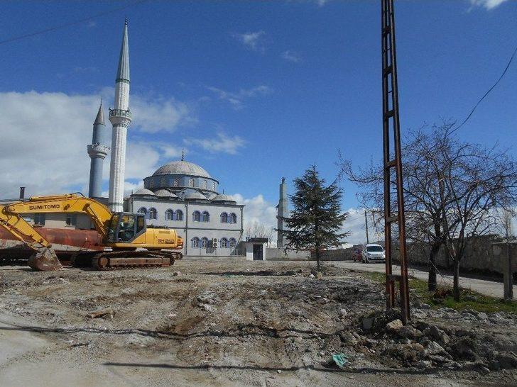Tuşba’da Tehlike Oluşturan Metruk Yapılan Yıktırılıyor G2