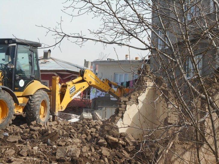 Tuşba’da Tehlike Oluşturan Metruk Yapılan Yıktırılıyor G3