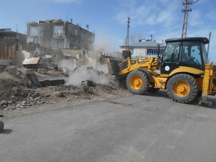Tuşba’da Tehlike Oluşturan Metruk Yapılan Yıktırılıyor G4