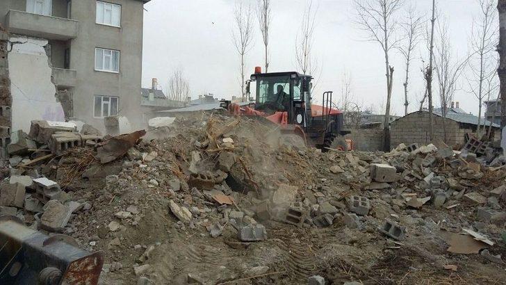 Tuşba’da Tehlike Oluşturan Metruk Yapılan Yıktırılıyor G5