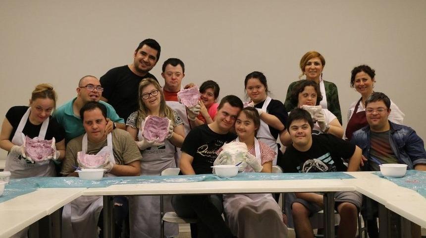 Down Sendromlu Gen&ccedil;lerden Tiyatro Maskları