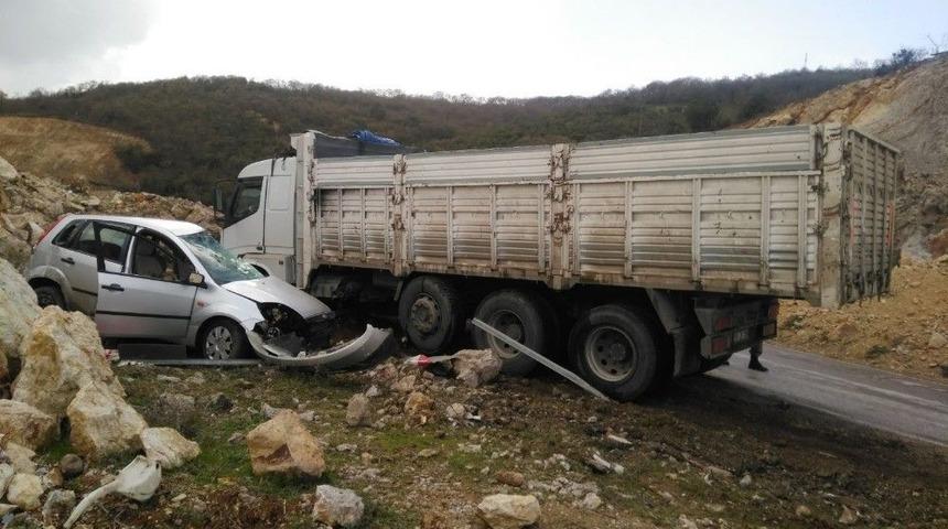 Balıkesir&rsquo;de Trafik Kazası: 2 &Ouml;l&uuml;