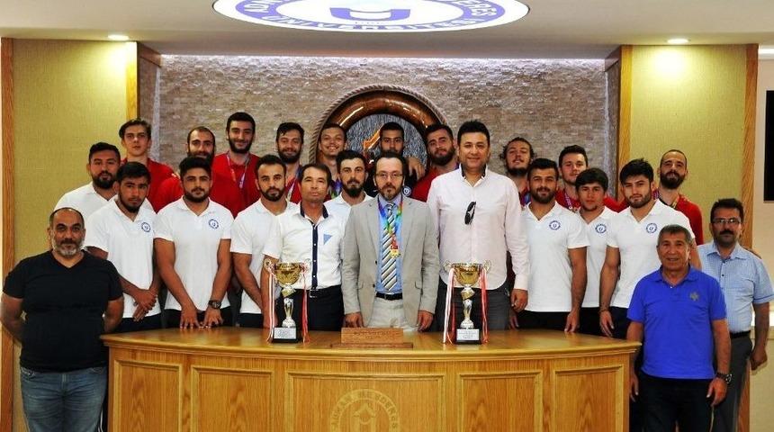 Rekt&ouml;r Cavit Bircan Şampiyonları Ağırladı