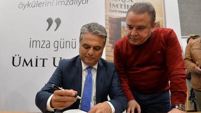 Başkan Uysal, Kitap Fuarında Okurlarıyla Buluştu
