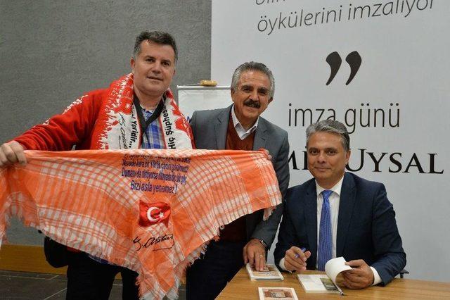 Başkan Uysal, Kitap Fuarında Okurlarıyla Buluştu