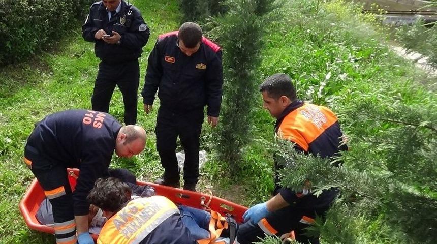 Dengesini Kaybetti Dereye Düştü: 1 Yaralı