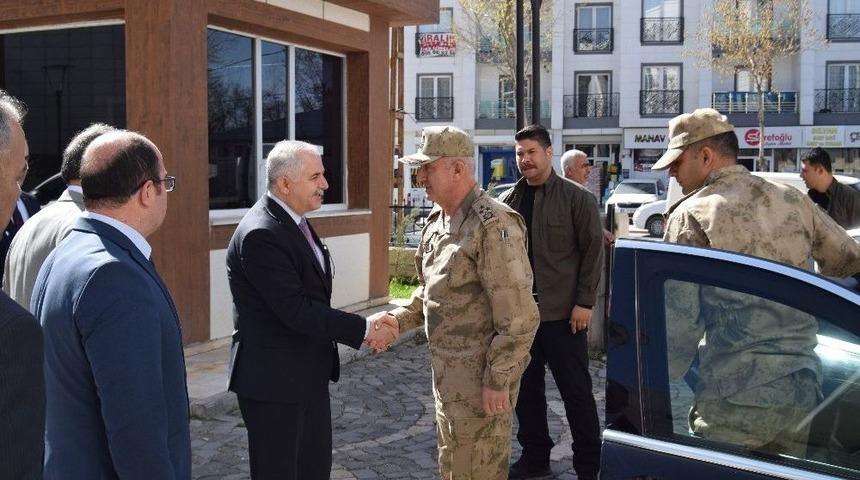 Korgeneral Karataş’tan Müdür Görentaş’a Ziyaret