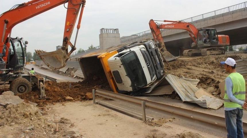 Hafriyat Y&uuml;klenen Kamyon Yan Yattı