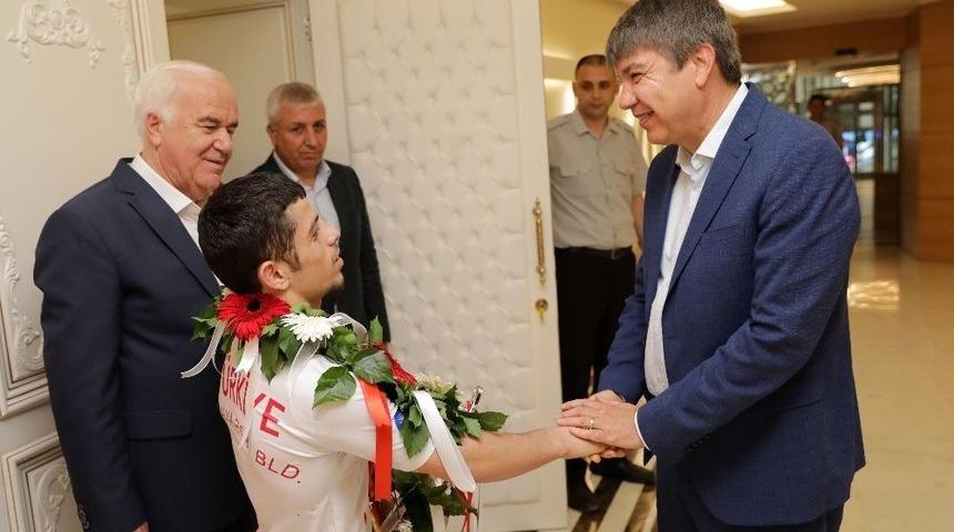 Uzun, T&uuml;rel&rsquo;e D&uuml;nya Şampiyonluğu S&ouml;z&uuml; Verdi