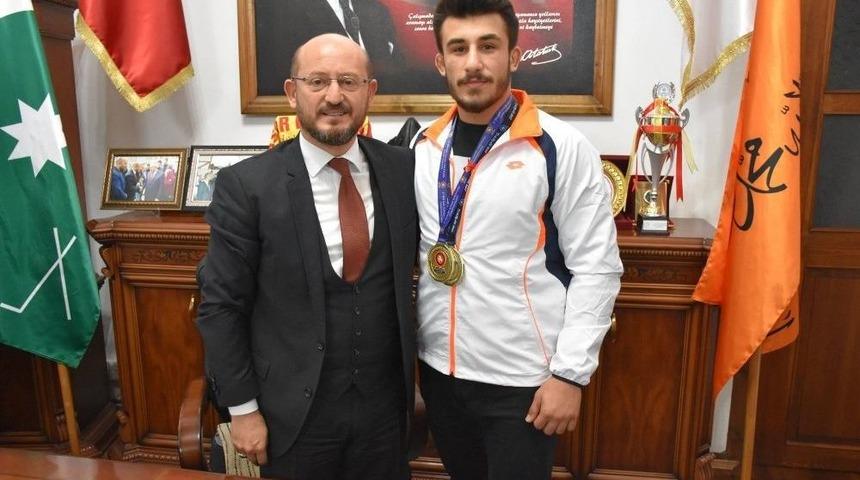 Başkan &Ouml;zcan&rsquo;dan Şampiyon G&uuml;reş&ccedil;iye &Ouml;d&uuml;l