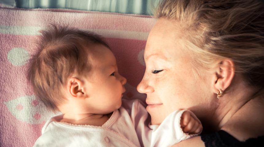 Annede ağrılı s&uuml;t gelmesinin 7 nedeni