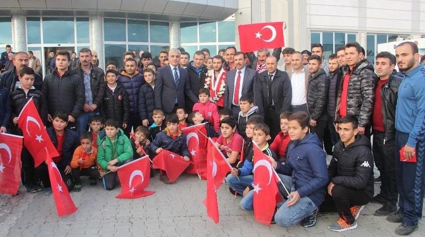 D&uuml;nya &Uuml;&ccedil;&uuml;nc&uuml;s&uuml; G&uuml;reş&ccedil;iye Samsun&rsquo;da Coşkulu Karşılama