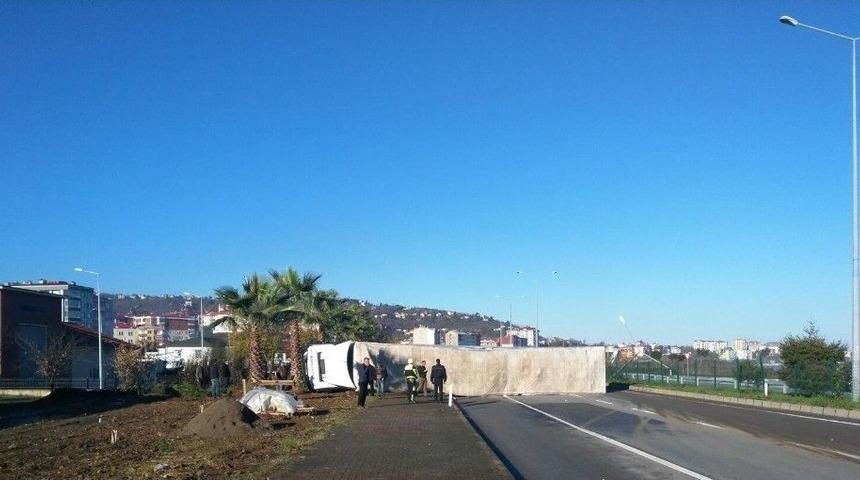 Yola Devrilen Tır Karadeniz Sahil Yolu’nu Tek Yönden Ulaşıma Kapattı