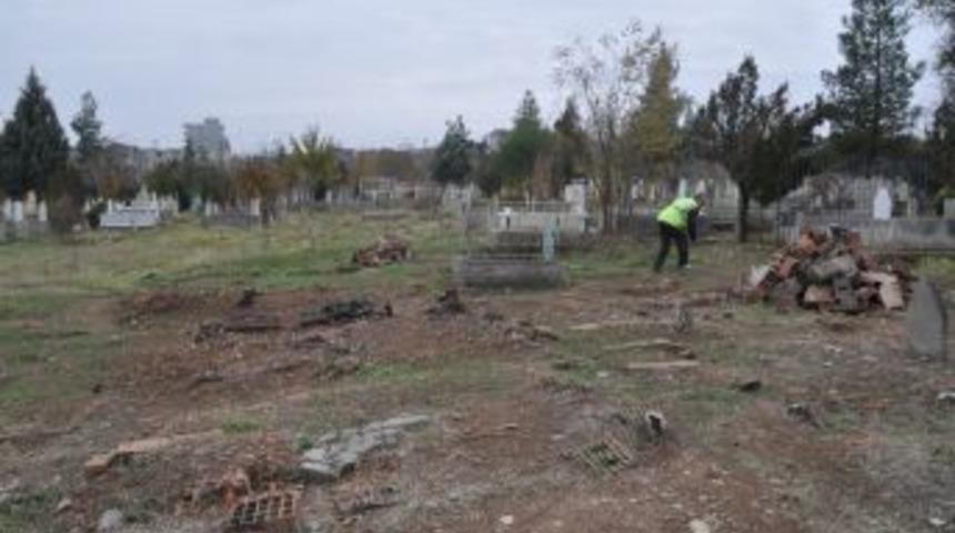 Batman&rsquo;da Deforme Olmuş Mezarlar Yenileniyor