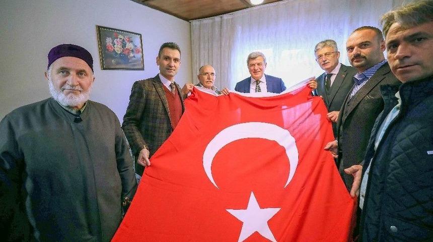 Başkan Karaosmanoğlu G&ouml;lc&uuml;kl&uuml; Aileyi Ziyaret Etti