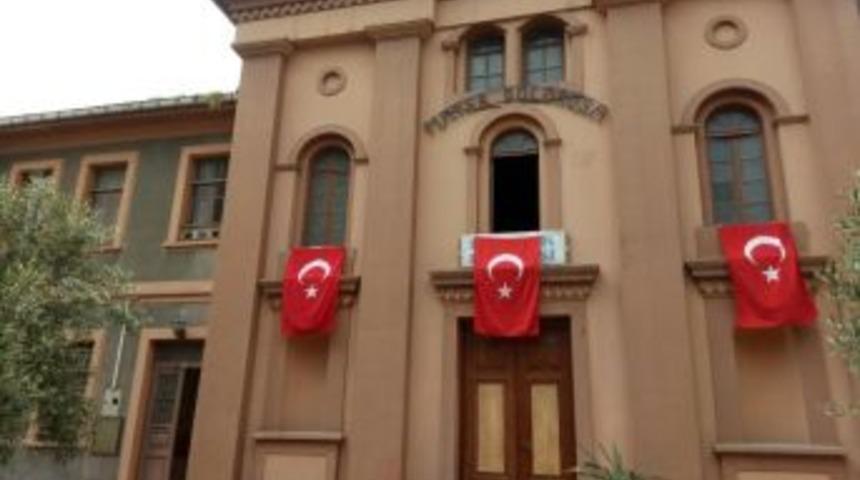 19 Mayıs Bayramı Dolayısıyla Kiliseye T&uuml;rk Bayrağı Asıldı