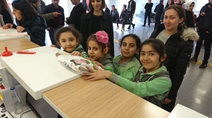 Kars&rsquo;lı &Ouml;ğrenciler Har&ccedil;lıklarını Afrin&rsquo;e Mehmet&ccedil;ik&rsquo;e G&ouml;nderdi