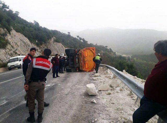 Maden Yüklü Tır Devrildi